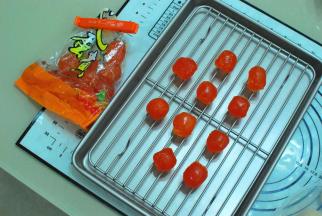 取10个蛋黄放入烤盘，预热烤箱，上下火170度烤10分钟，出炉后冷却备用。