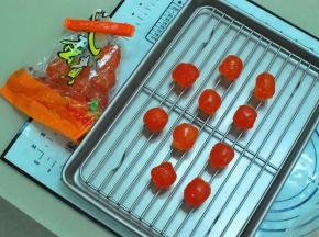 取10个蛋黄放入烤盘，预热烤箱，上下火170度烤10分钟，出炉后冷却备用。