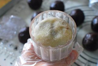 模具和面团分别拍点干粉（低筋粉），然后将面团放入模具中印模。