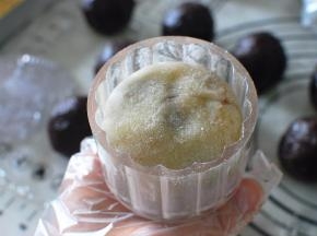 模具和面团分别拍点干粉（低筋粉），然后将面团放入模具中印模。