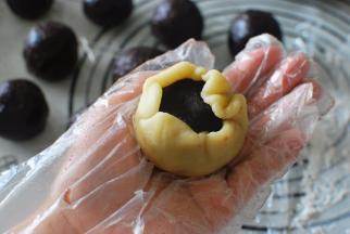 然后将面团压薄，包裹住馅料，收口捏紧。