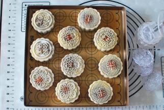 将印好的月饼摆放入烤盘中（我直接在烤盘上印的，免去转移）。