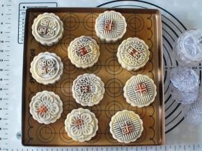 将印好的月饼摆放入烤盘中（我直接在烤盘上印的，免去转移）。
