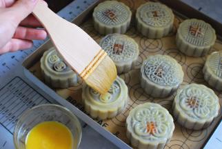 先放入烤箱中层，180度上下火烘烤5分钟，取出刷蛋液，然后放入烘烤10分钟再取出刷第二次蛋液，最后再烤5分钟即可。