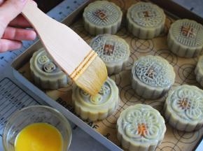 先放入烤箱中层，180度上下火烘烤5分钟，取出刷蛋液，然后放入烘烤10分钟再取出刷第二次蛋液，最后再烤5分钟即可。