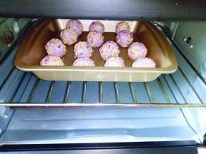 烤箱185度预热5分钟，将烤盘送进烤箱中层，上下火烤10分钟，烤好后戴上隔热手套取出。