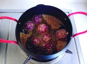 油温7成时加入包好的芝士紫薯球。中火炸2分钟即可。