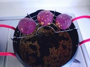 放在烤网上控油。