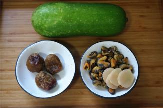 食材：节瓜1条（515克）、淡菜干50克、蜜枣60克（3个）、姜片4片。其中节瓜去皮切成8大块，淡菜干洗净备用。