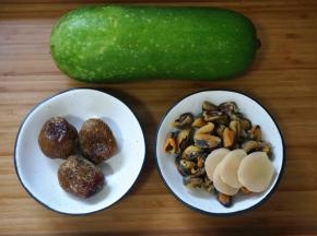 食材：节瓜1条（515克）、淡菜干50克、蜜枣60克（3个）、姜片4片。其中节瓜去皮切成8大块，淡菜干洗净备用。