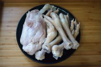 食材：猪展肉287克、 鸡爪328克（7只），冷水入锅，煮至沸腾后捞起，洗净血水浮末备用。