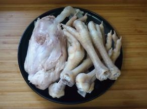 食材：猪展肉287克、 鸡爪328克（7只），冷水入锅，煮至沸腾后捞起，洗净血水浮末备用。