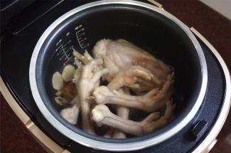 将除节瓜，盐，鸡精除外的所有食材（主料和辅料）全部放入电饭煲内胆。