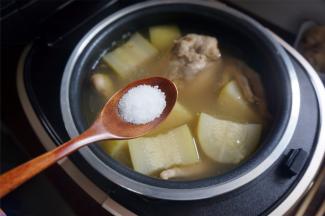 烹饪结束后放入食盐和鸡精调味，轻轻拌均匀。