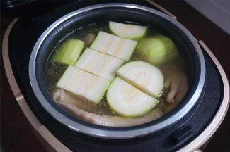 烹饪开始一个小时后开盖，放入节瓜段，然后盖上盖子继续烹饪。