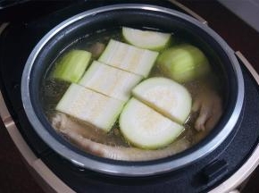 烹饪开始一个小时后开盖，放入节瓜段，然后盖上盖子继续烹饪。