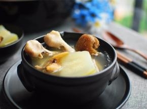 将汤水装碗即可享用，清甜鲜美，营养消暑。