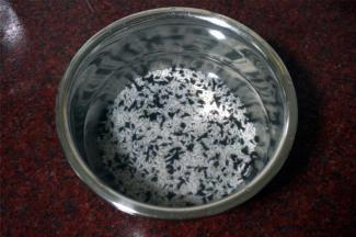 将黑米，糯米洗净后，浸水6个小时。小米浸泡1小时，备用。