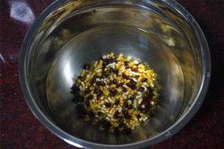 将大粒玉米渣，红豆，绿豆洗净，然后用清水浸泡10个小时。