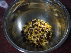 将大粒玉米渣，红豆，绿豆洗净，然后用清水浸泡10个小时。