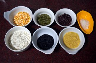 食材：大粒玉米渣50克，糯米100克，黑米、小米、绿豆、红豆各25克，砂糖2大匙。