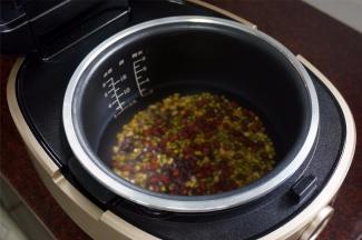 加入清水至糙米水线2的刻度处，水量约为食材的1.2倍。