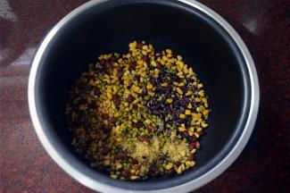 将浸泡好的食材，全部放入电饭煲内。