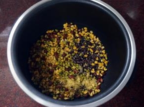 将浸泡好的食材，全部放入电饭煲内。