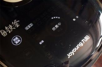 盖上盖子，选择“标准煮”程序，口感选择“标准”，米种选择“糙米”，启动。