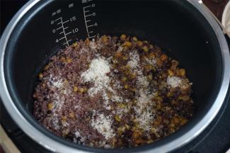 饭焖好后，撒上白砂糖，拌均匀，装碗享用。