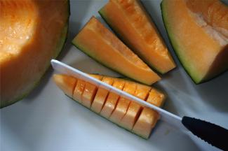 哈密瓜切成小块，去皮去籽。