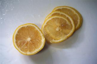 柠檬半个，切片去核。