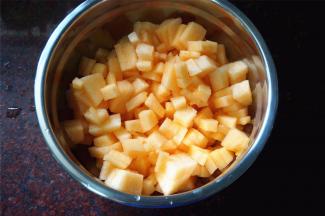 将每一块果肉都切成丁。