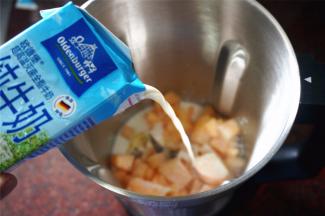 将果肉，柠檬片同放入破壁机中，然后加入200毫升纯牛奶。