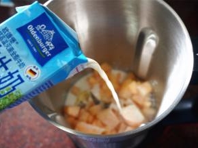 将果肉，柠檬片同放入破壁机中，然后加入200毫升纯牛奶。