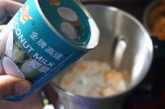 然后倒入40毫升椰奶。