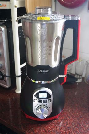 锁紧杯盖，选择旋转功能3档，搅打1分钟，倒出即可饮用。