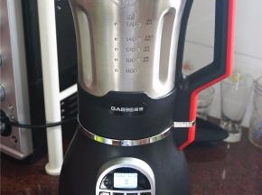 锁紧杯盖，选择旋转功能3档，搅打1分钟，倒出即可饮用。