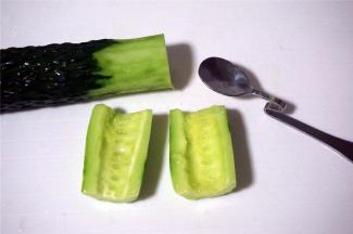 黄瓜削皮，去芯，切成细块。