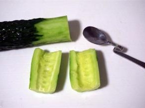 黄瓜削皮，去芯，切成细块。
