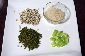 薏米绿豆洗净捞起即可，无需浸泡。