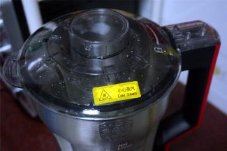 注入800毫升的清水，并锁紧杯盖。