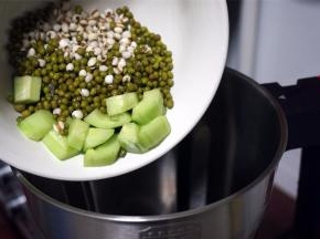 将除砂糖外的食材放入破壁机中。