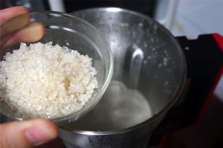 豆浆程序结束后，加入砂糖，用点动功能，再搅拌10秒至糖溶解即可。