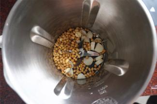 将除砂糖外的食材放入破壁机。