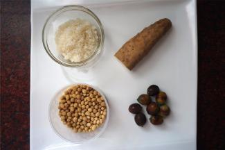 食材：鲜莲子，鲜山药，干黄豆，砂糖。