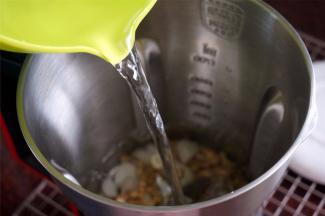 加入800毫升的清水。