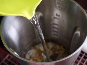 加入800毫升的清水。