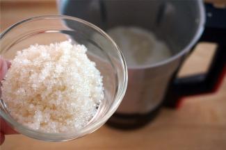 程序结束后，加入砂糖。然后用点动程序搅打10秒至糖融化即可。