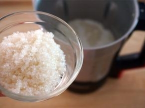 程序结束后，加入砂糖。然后用点动程序搅打10秒至糖融化即可。